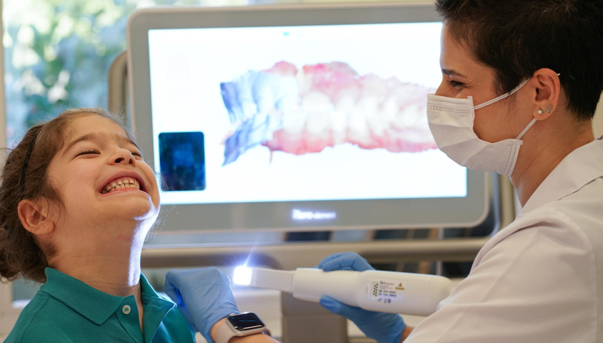 Şeffaf plaklarla yazın kimse fark etmeden dişleriniz düzelsin