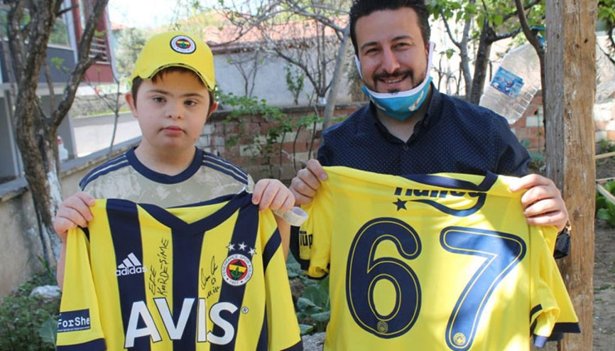 Mesut Özil, down sendromlu Efe Şahine imzalı forma gönderdi