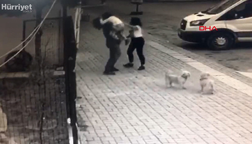 Dili boğazına kaçan çocuğu kurtardığı anlar kamerada