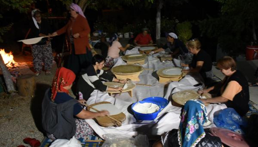Kadınlar toplu halde yufka açmış... Balıkesirde 9 mahallede karantinada