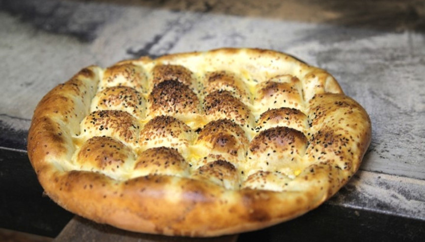 1 avuç Ramazan pidesi; 2 dilim beyaz ekmeğe eşit