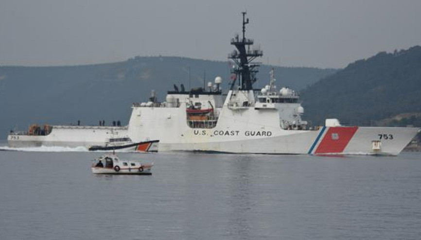 ABD gemisinin geçişi sırasında dikkat çeken görüntü