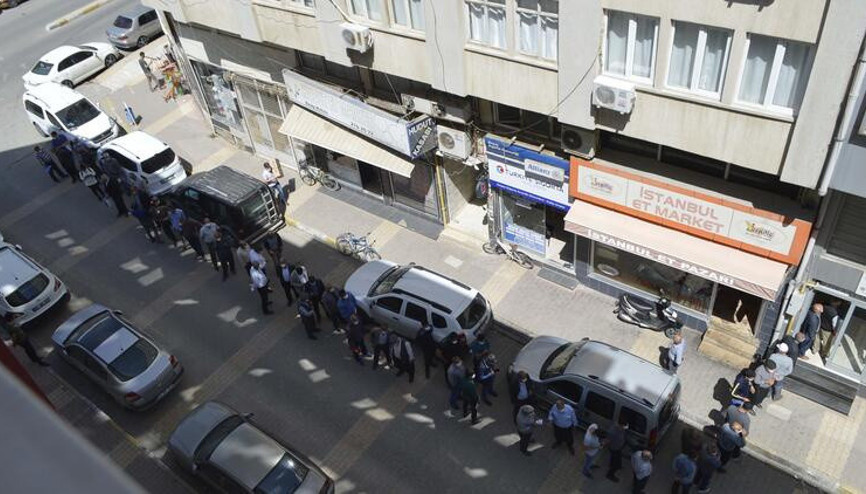 İzin belgesi almak isteyen çiftçiler uzun kuyruklar oluşturdu