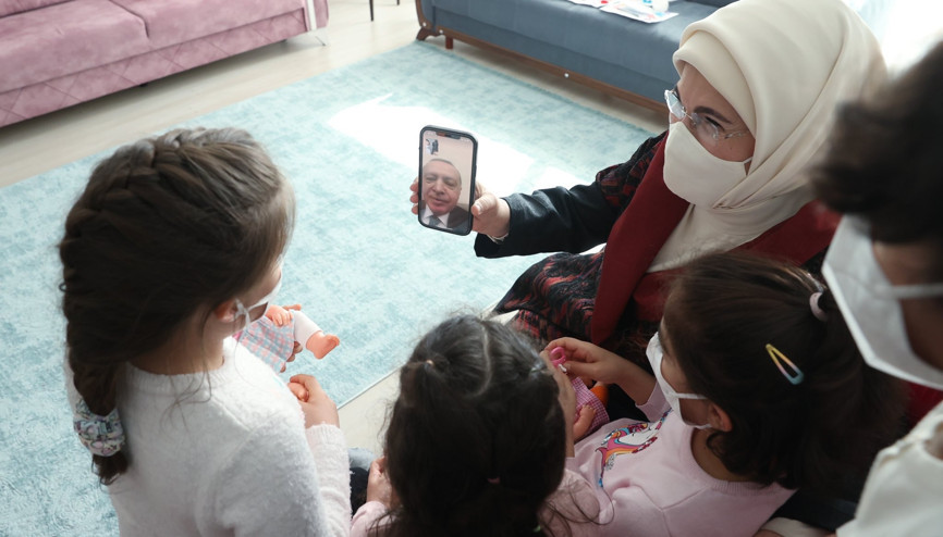 Emine Erdoğan, sevgi evindeki çocukları ziyaret etti