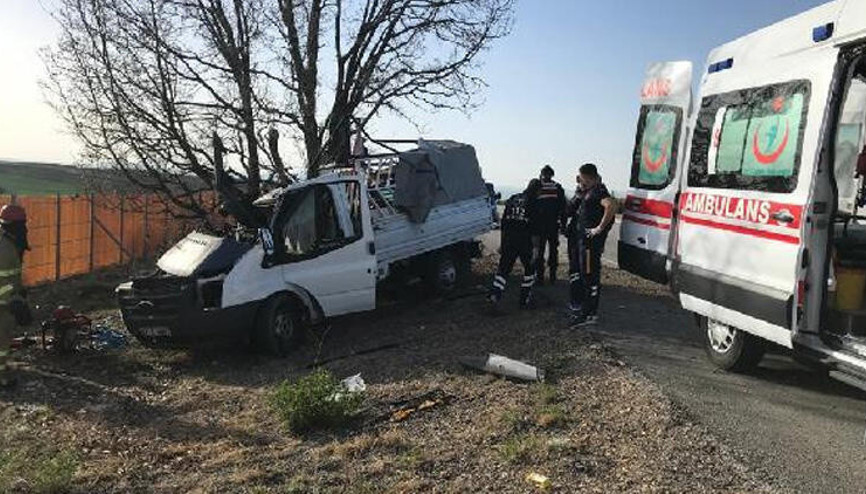 Kamyonet ağaca çarptı: Baba ve kızı yaralandı, anne hayatını kaybetti
