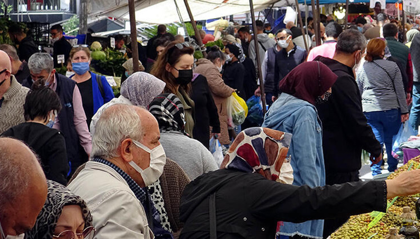 Tam kapanma öncesi, semt pazarında adım atacak yer kalmadı