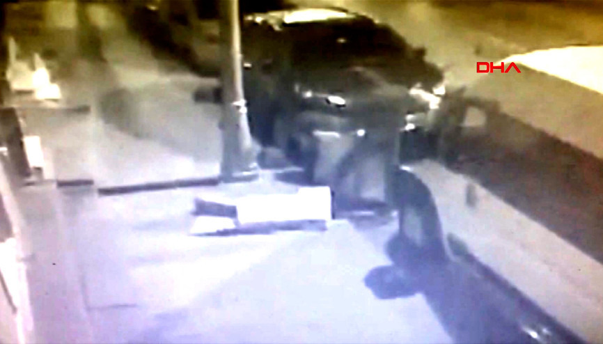 Sultangazide ilginç hırsızlık Aydınlatma direğinin korumasını çaldılar...