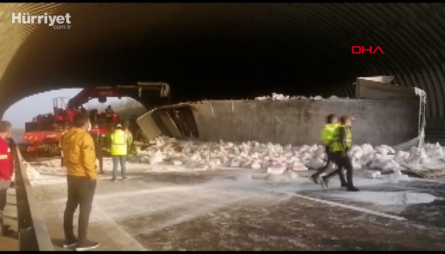 Kuzey Marmara Otoyolunda kireç yüklü TIR devrildi