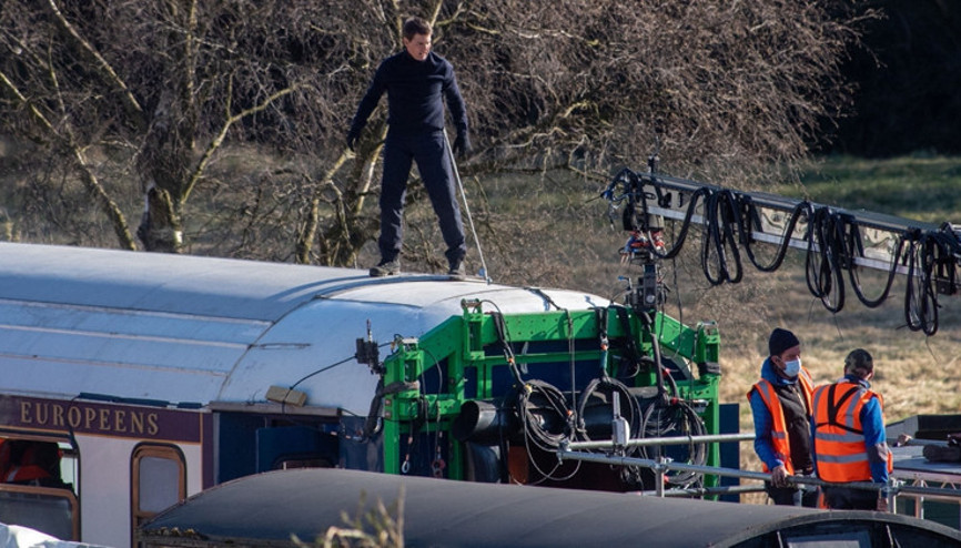 Sette öfkeden deliye döndü: Ağaç dallarına kızıp ortalığı birbirine kattı