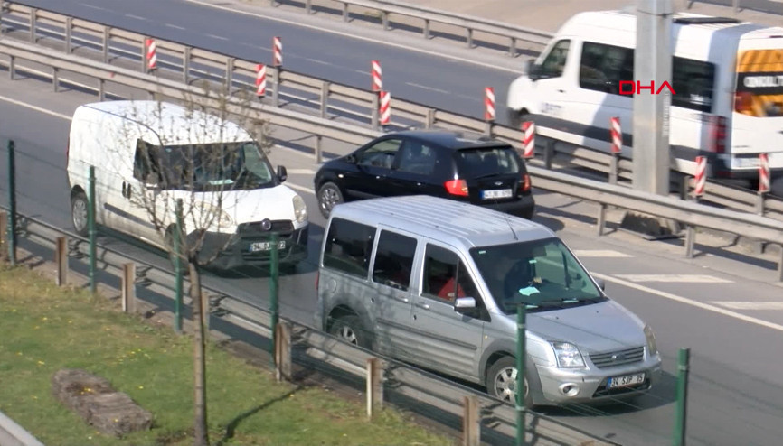 Trafikte ters istikamette gittiier Görenler cep telefonuna sarıldı...
