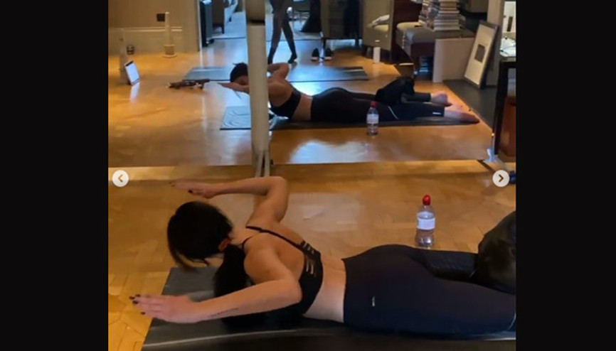 Aynaya baka baka kas geliştiriyor: İstediğini giymek kolay mı Aynaya baka baka kas geliştiriyor: İstediğini giymek kolay mı