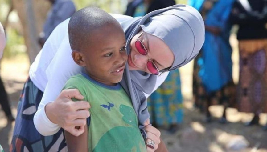Gamze Özçelik Afrika ülkesi Mali’de iftar verdi