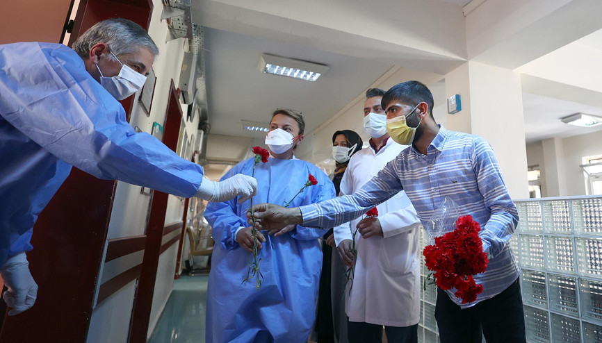 Önce tehdit etti çiçekle özür diledi Önce tehdit etti çiçekle özür diledi