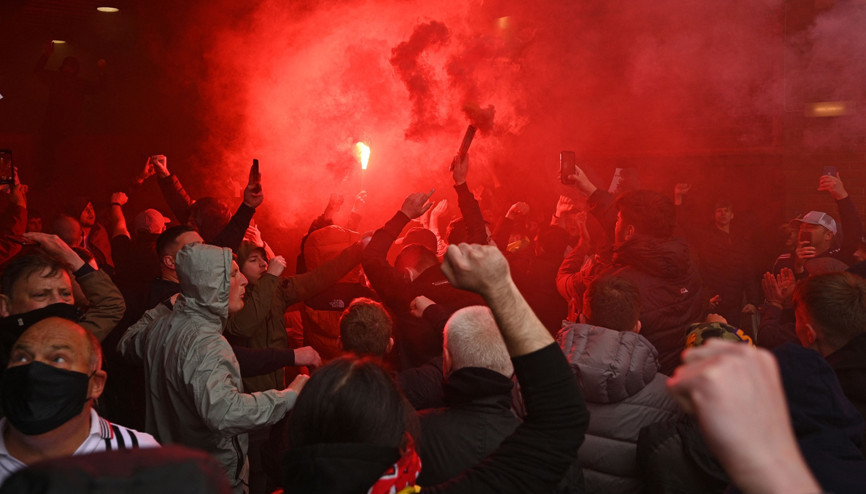 Manchester United taraftarları, Old Trafford Stadına girerek sahayı işgal etti