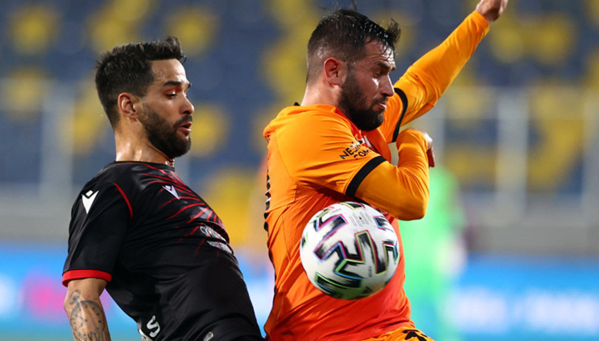 Gençlerbirliğinde Candeias ambulansla hastaneye kaldırıldı