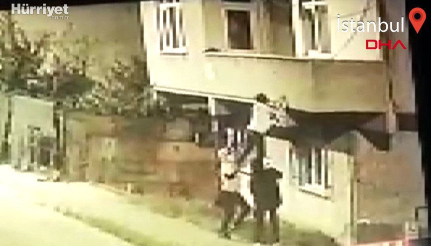 Avcılarda ev sahibinin fark ettiği hırsızın balkondan atladığı anlar kamerada