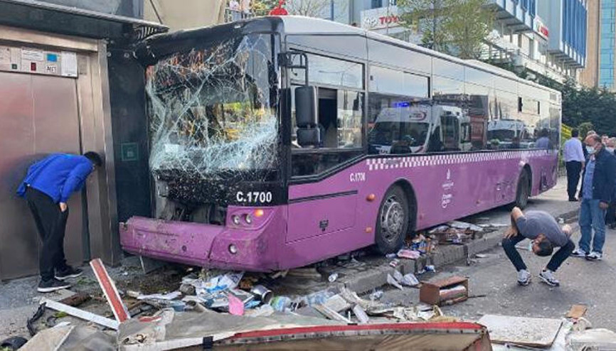 Kozyatağında İETT otobüsü kaza yaptı