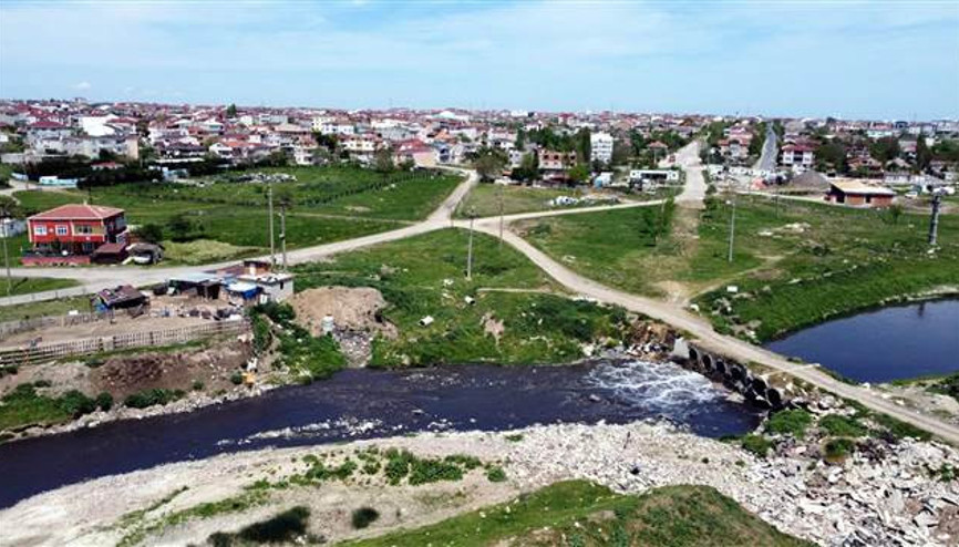 Ergene Nehrinin önemli kollarından Çorlu Deresi simsiyah akıyor