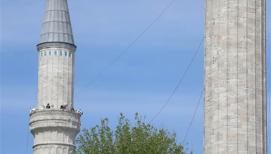 Ayasofya Camiine yıllar sonra mahya asıldı