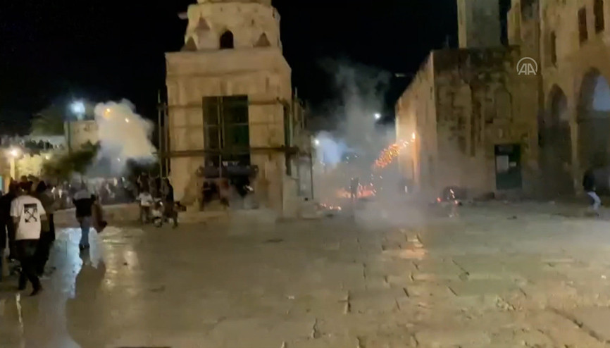 İsrail polisi, Mescid-i Aksa’ya girerek namaz  kılan cemaate ses bombalarıyla saldırdı