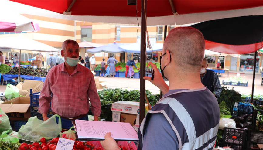 Diliyle parmaklarını ıslatıp poşet açan pazarcıya ceza