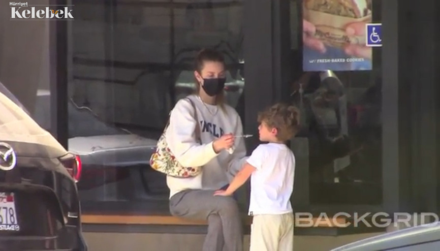 Oğluna dondurma yedirdi