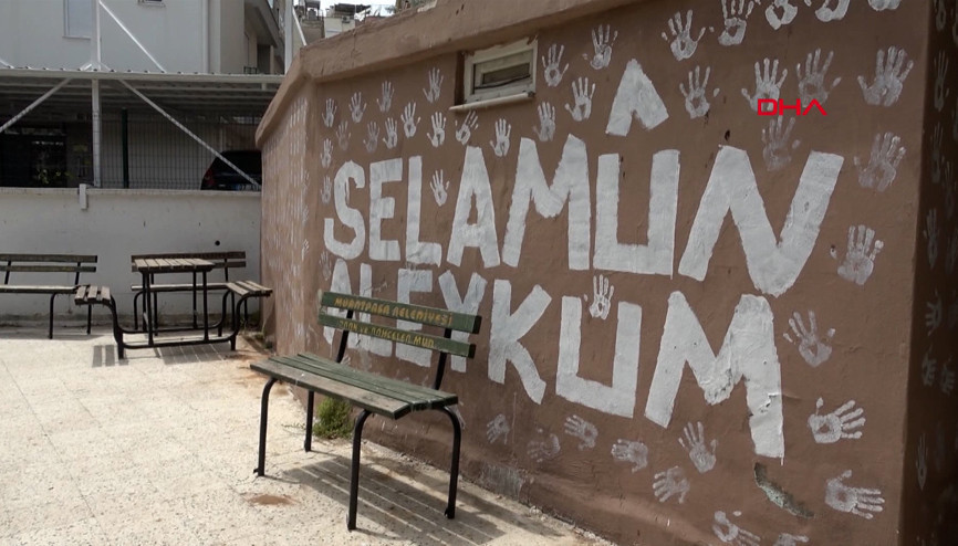 Caminin bahçe duvarını avuç içiyle boyadı, gözaltına alındı