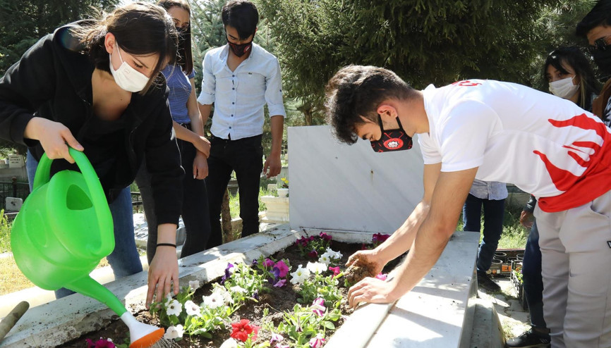 Şehit mezarları çiçeklendirildi