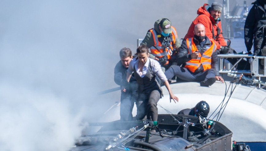 Meraklılar film setini bastı, ekipmana tırmandı