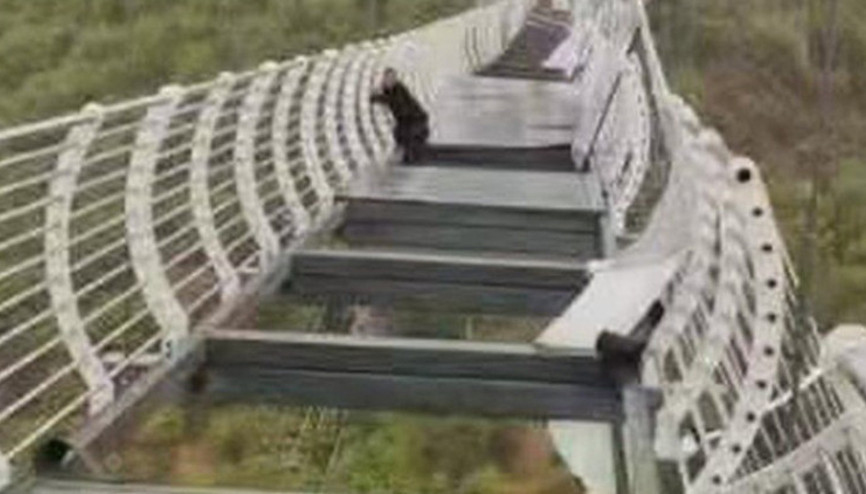Turistin korku dolu anları Cam köprü kırılınca mahsur kaldı