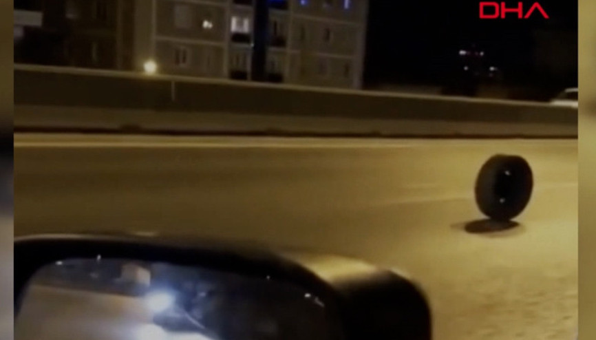 Trafikte inanılmaz anlar kamerada Faciadan dönüldü...