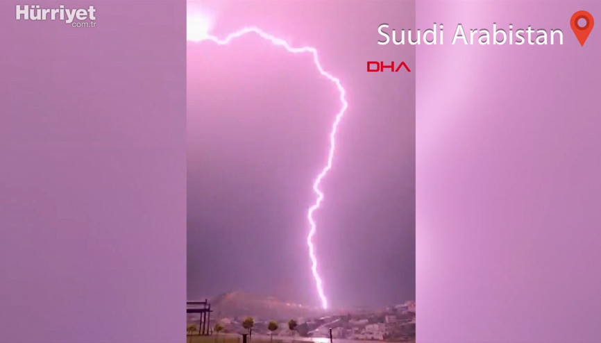 Suudi Arabistanda dağa düşen yıldırım dev kayaları parçaladı