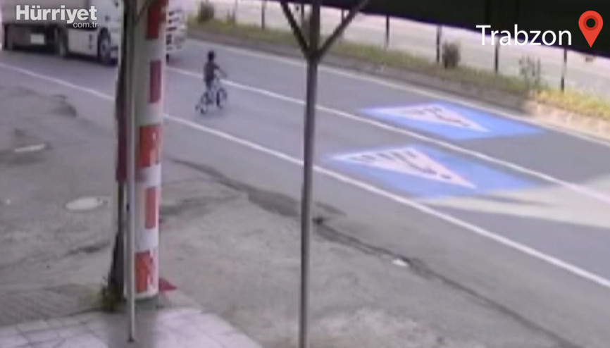 Bisikletli çocuk TIRın altında kalmaktan son anda kurtuldu O anlar kamerada