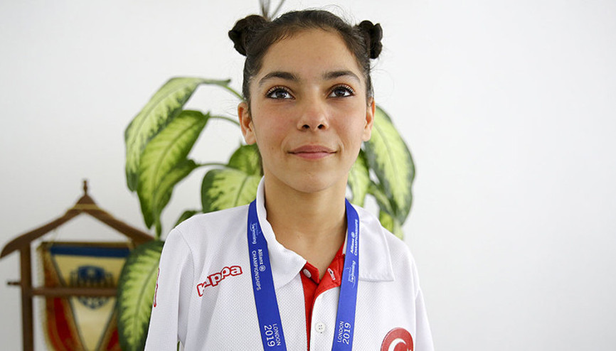 Paralimpik yüzücü Sevilay Öztürkten Avrupa Şampiyonasında bronz madalya