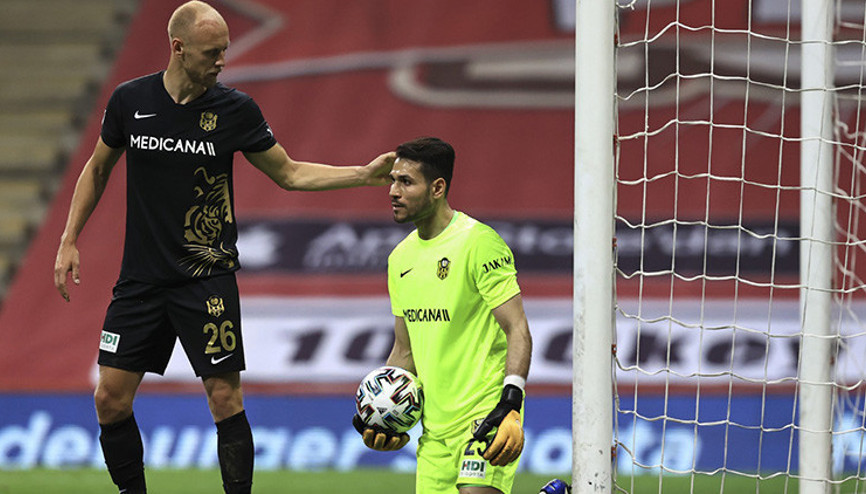 Galatasaray-Yeni Malatyaspor maçına damga vuran Ertaç Özbirden flaş sözler Maçı bıraksan... Galatasaray-Yeni Malatyaspor maçına damga vuran Ertaç Özbirden flaş sözler Maçı bıraksan...
