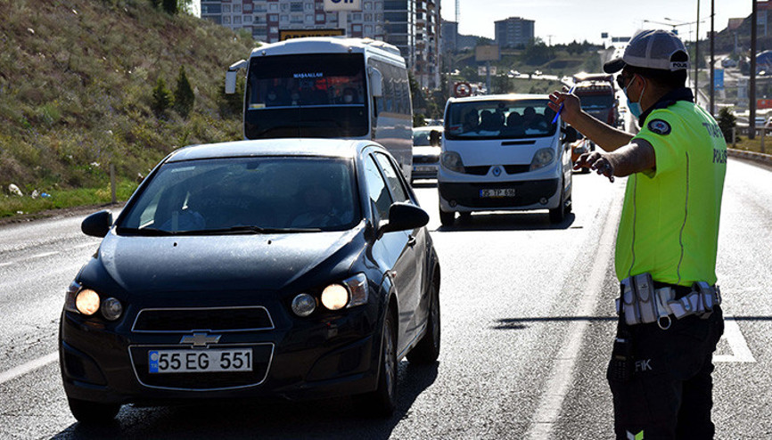 43 ilin geçiş noktasında trafik yoğunluğu Tam kapanma sonrası...