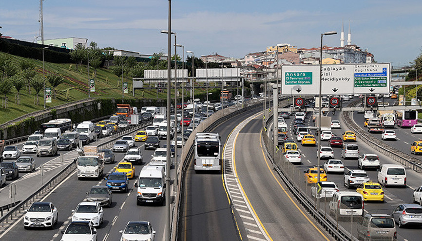 İstanbulda tam kapanma sonrası ilk iş gününde trafik yoğunluğu