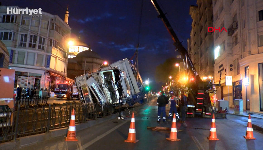 Kamyon dehşet saçtı Bariyerleri aşıp tramvay yoluna devrildi