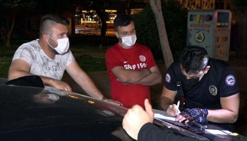 Kısıtlama saatinde kokoreç yemek için çıktılar, yakalandılar Kokoreç pahalıya mal oldu