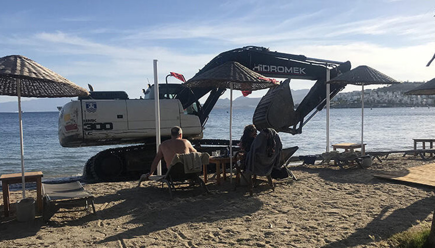 Bodrumda iş makinesiyle sahilde tehlikeli hareketler yapan operatör serbest bırakıldı