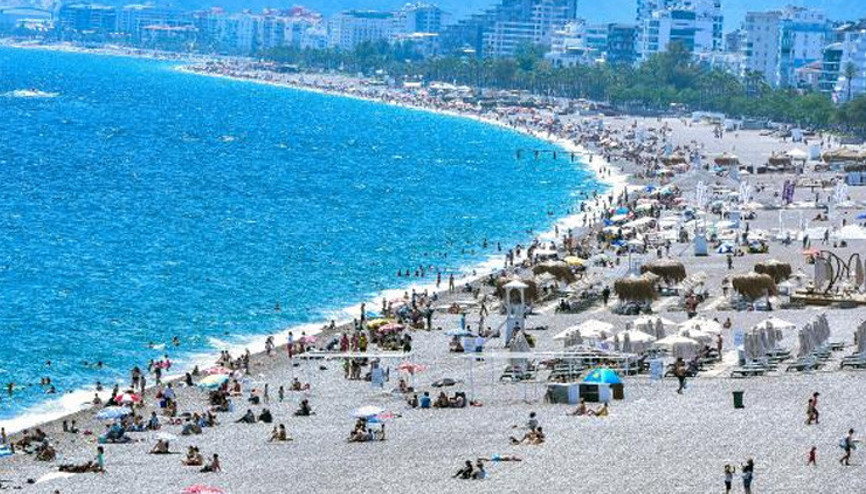 Antalyada vaka sayısı düştü, sahiller doldu