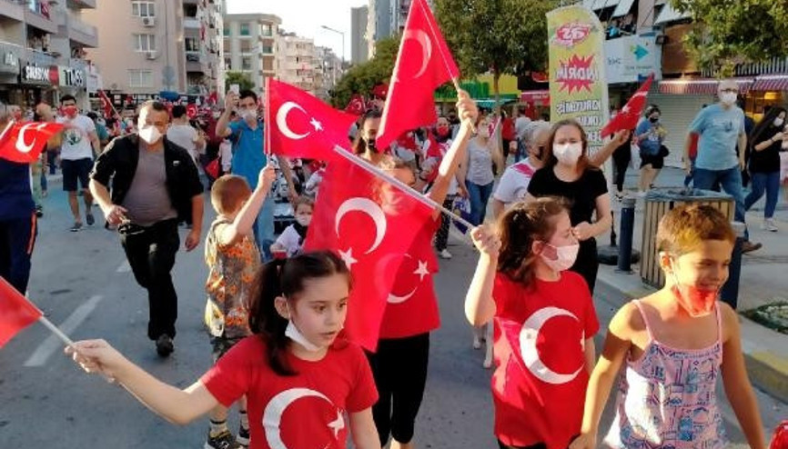 Balçova’da sokaklar kırmızıya büründü