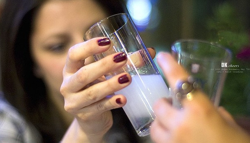Kadınlar, kadın gibi rakı içer
