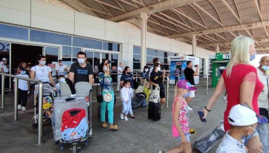 Turistler kısıtlamalara rağmen Türkiyeden vazgeçmiyor Turistler kısıtlamalara rağmen Türkiyeden vazgeçmiyor
