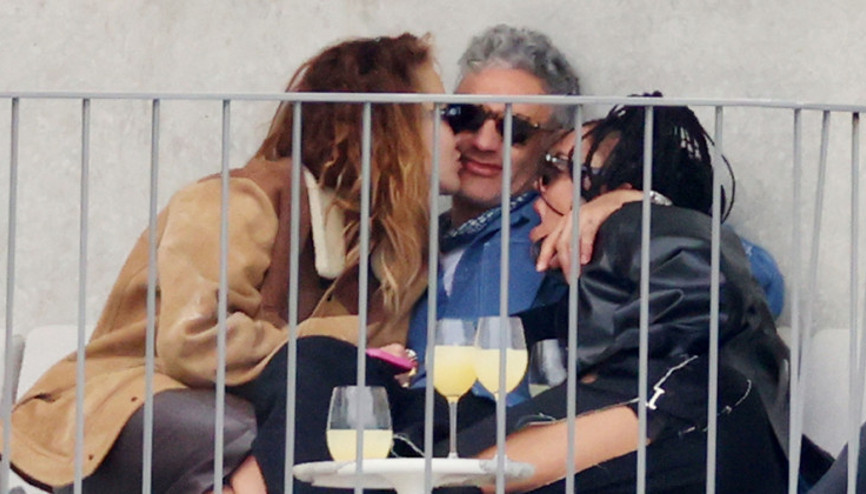 Parti yorgunları: Rita Ora ve sevgilisi Taika Waititi, yakın arkadaşları Tessa Thompson ile samimi görüntüler sergiledi