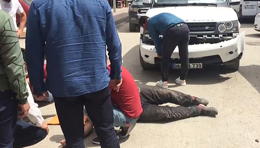 Iğdırda pes dedirten görüntü Yerde kıvranırken aracının tamponuyla ilgilendi