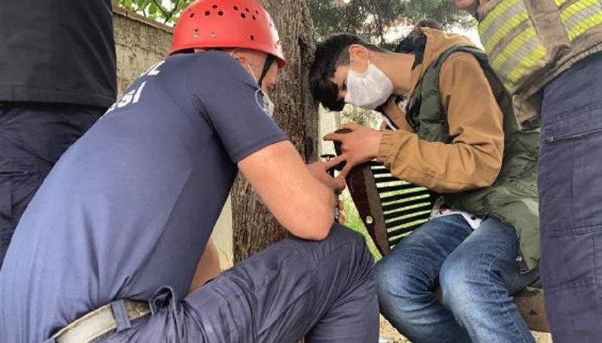 Oturduğu banka parmağı sıkışan genci, itfaiye kurtardı