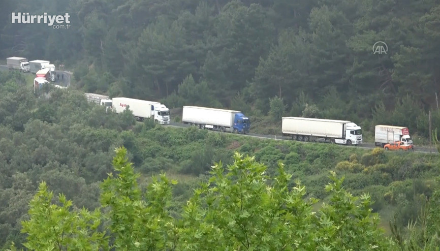 Arızalanan TIR nedeniyle Çanakkale-İzmir  yolu trafiğe kapandı