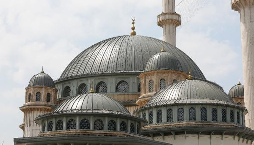 Taksim Camiinde ilk cuma namazı Kalabalık meydana taştı