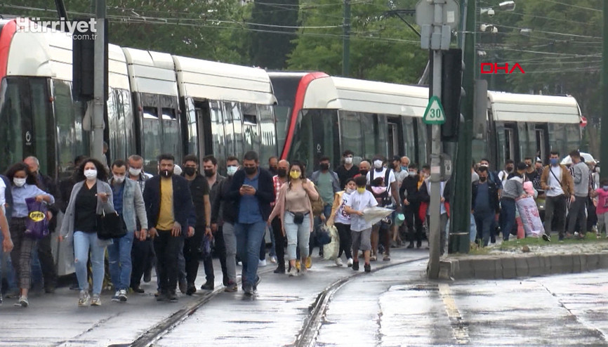 Tramvay yolunda kaza seferler aksadı, yolcular yürüdü